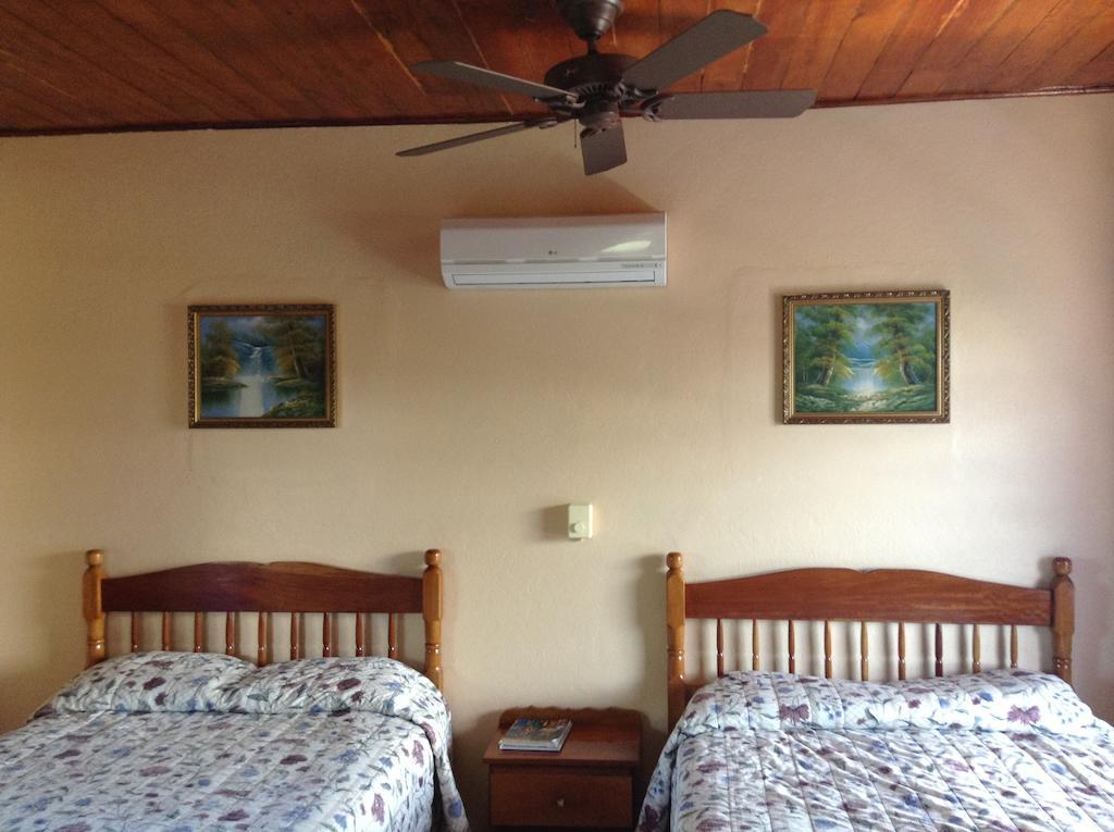 Anchorage Beach Resort Caye Caulker Esterno foto
