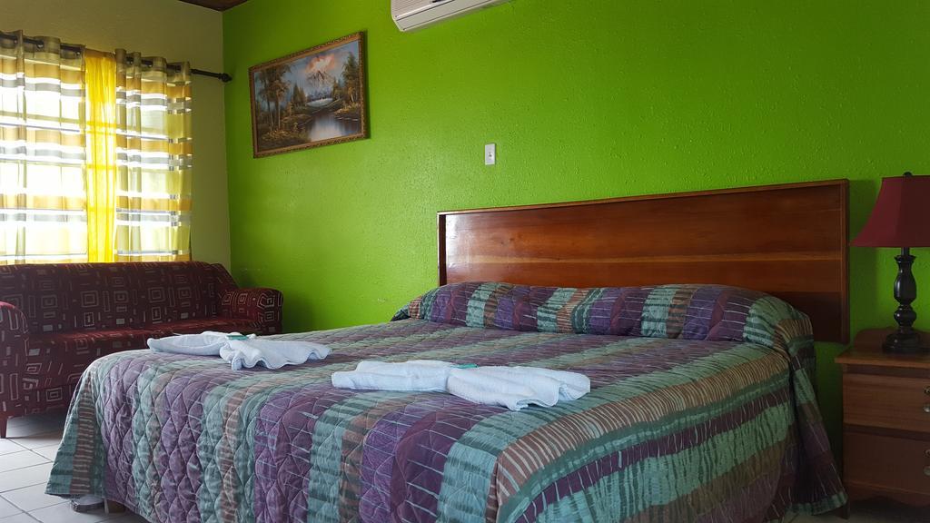 Anchorage Beach Resort Caye Caulker Esterno foto